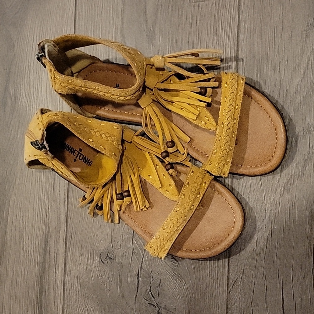 Minnetonka Suede Size 7